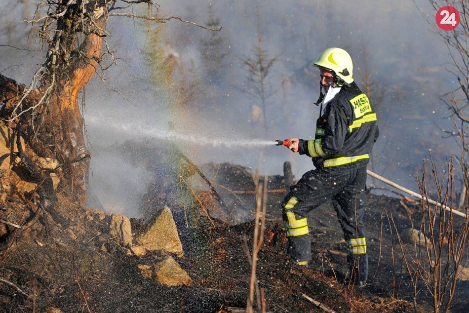 Ilustračný obrázok k článku Požiar v Považskom Chlmci: Do mestskej časti mierili desiatky hasičov