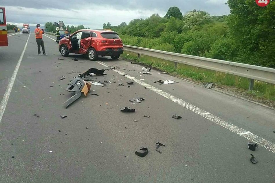 Ilustračný obrázok k článku Hromadná nehoda na R3: Cesta je UZAVRETÁ, v autách sedeli aj malé deti!