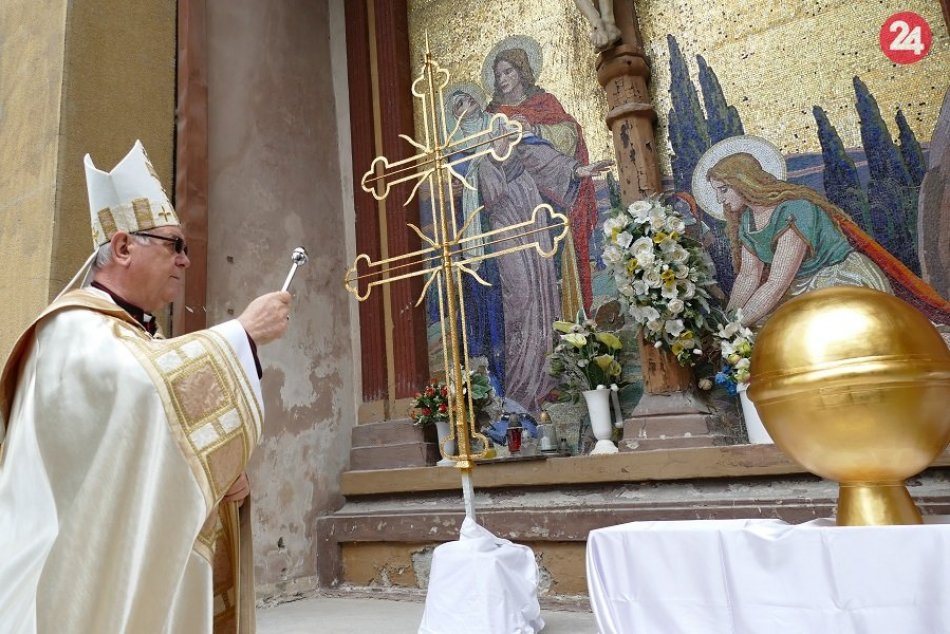 Ilustračný obrázok k článku Dominantu Žiliny už zdobí vzácny klenot: Zrenovovaný kríž požehnal biskup