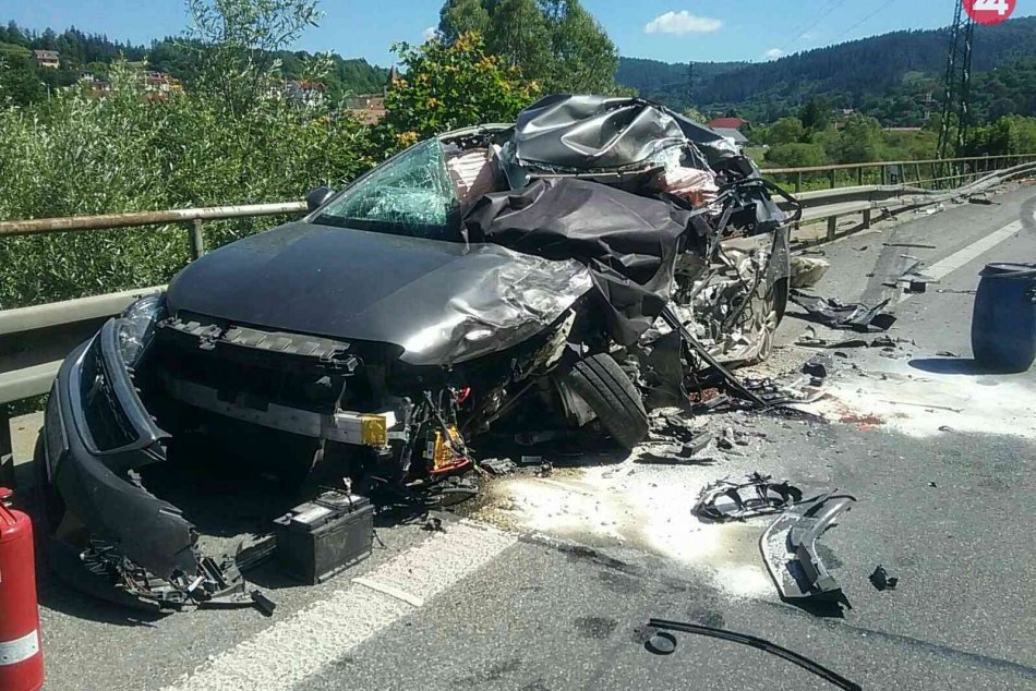 Ilustračný obrázok k článku Tragická nehoda na Kysuciach: Zrážka troch áut s kamiónom si vyžiadala život