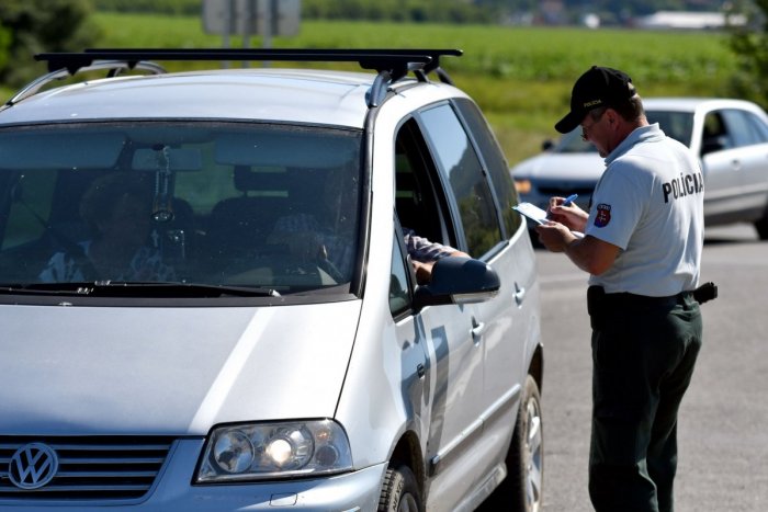 Ilustračný obrázok k článku V Hruštíne prepadli futbalových fanúšikov, dve autá im zablokovali cestu: Policajti s výzvou!