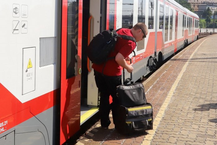 Ilustračný obrázok k článku Vlaky pôjdu cez nový tunel i ponad Váh: ZOZNAM zmien v cestovnom poriadku, FOTO