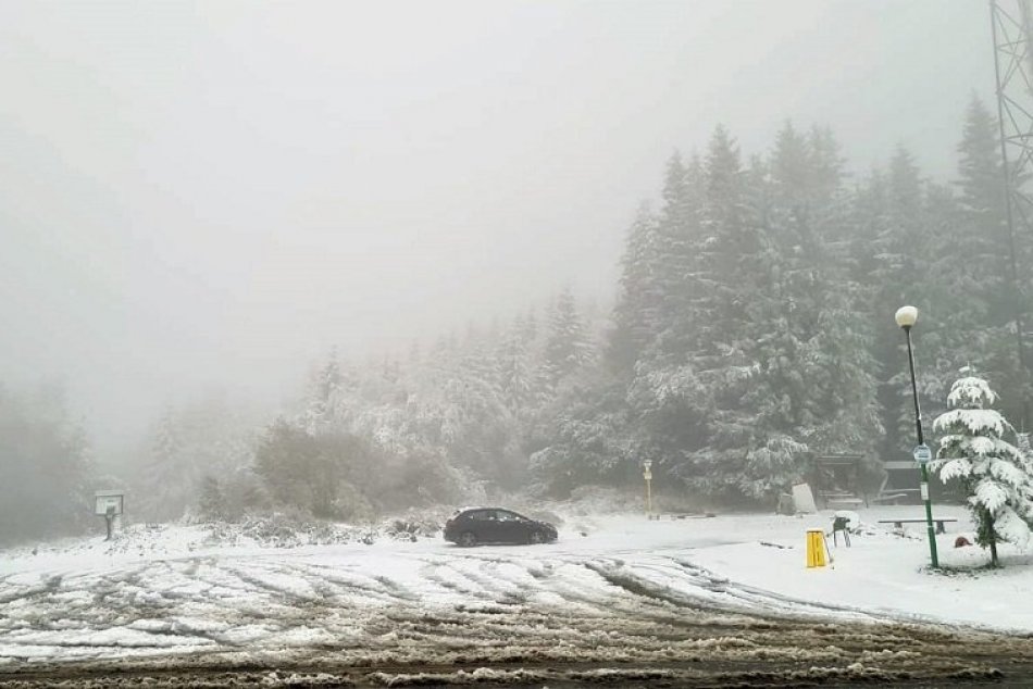 Ilustračný obrázok k článku Cestári na severe Slovenska v akcii: Bojujú so snehom aj popadanými stromami, FOTO