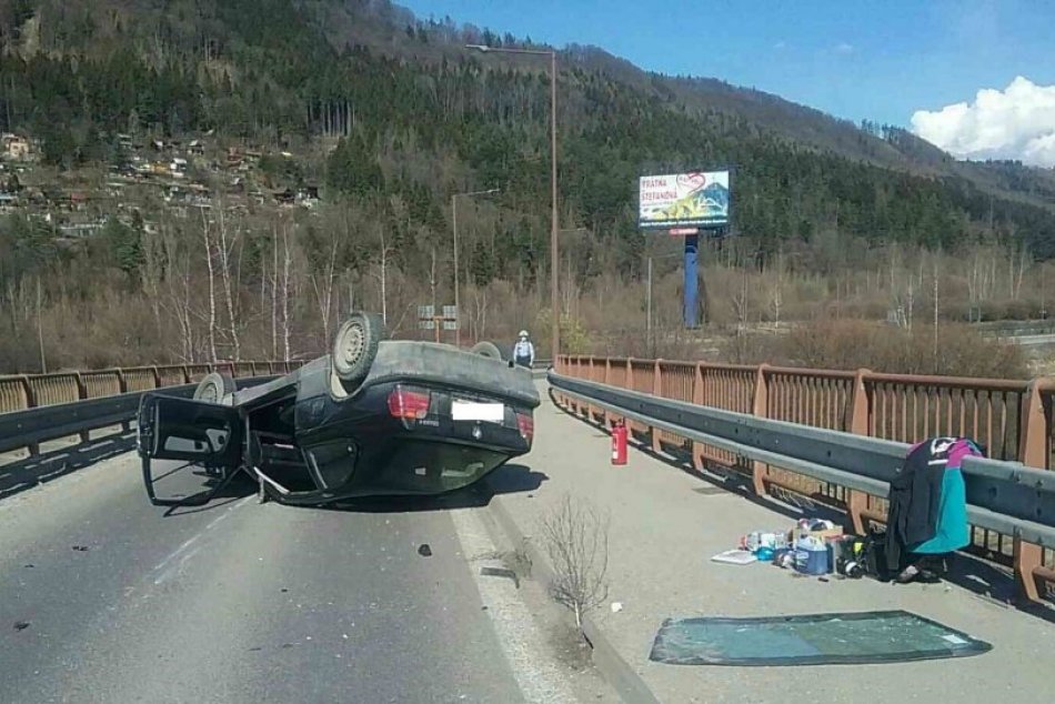 Ilustračný obrázok k článku Hrozivé FOTO z miesta nehody v Žiline: Zrážka auta s kamiónom
