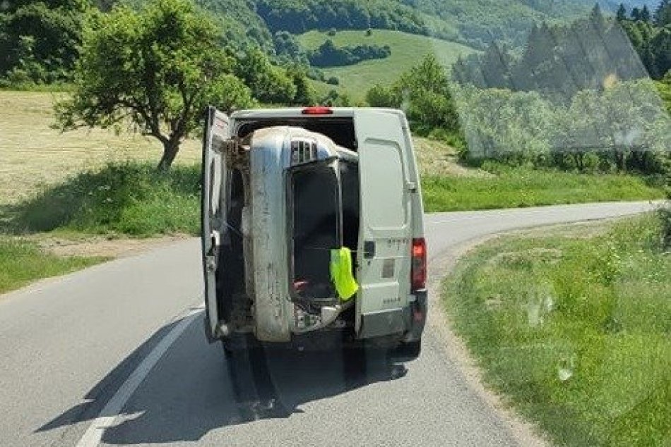 Ilustračný obrázok k článku Skvost z ciest Žilinského kraja: Auto trčiace z dodávky držal len kúsok gumy!