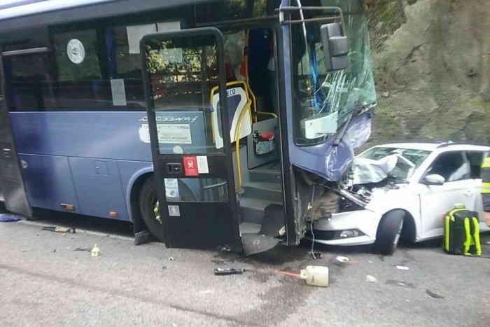 Ilustračný obrázok k článku Autobus v Strečne v protismere: Zrážka s autami, záchranári ratujú zranených! FOTO