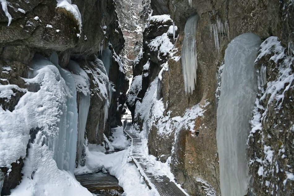 Ilustračný obrázok k článku TIP na výlet: Jánošíkove diery pod snehovou prikrývkou, čistá nádhera! VIDEO