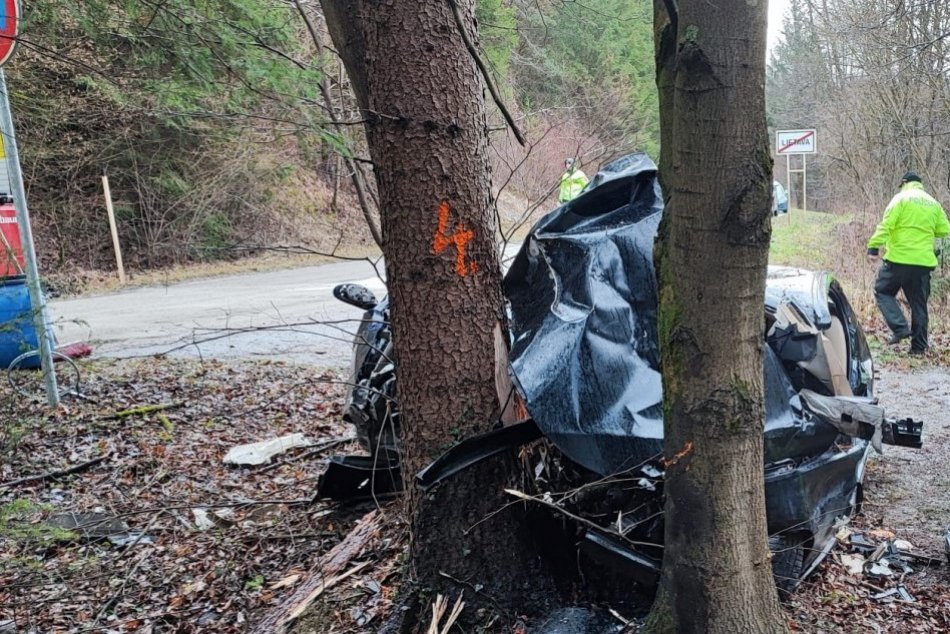Ilustračný obrázok k článku Smutné ZÁBERY z tragickej nehody pri Žiline: Vodič nemal šancu prežiť