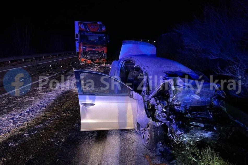 Ilustračný obrázok k článku Tragická nehoda v Strečne: Čelná zrážka s kamiónom stála vodiča život, FOTO