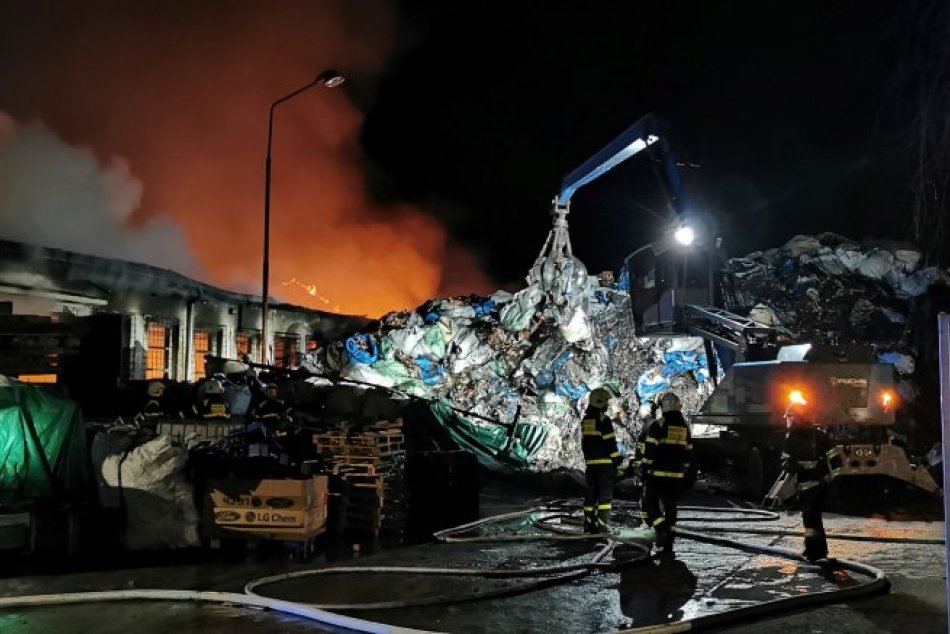 Ilustračný obrázok k článku VEĽKÝ požiar zachvátil výrobnú halu pri Žiline: Hasiči ho likvidovali celú noc, FOTO
