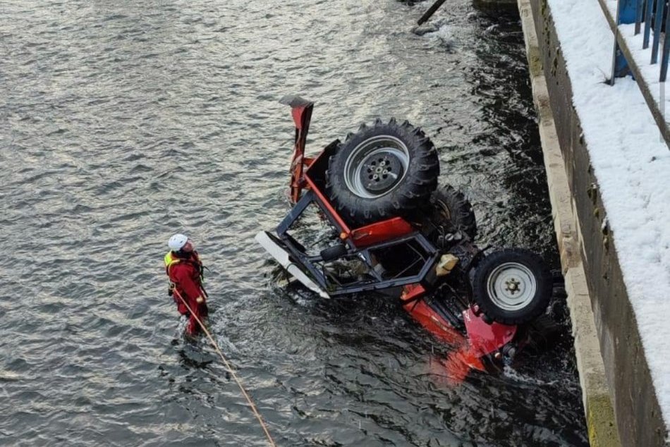 Ilustračný obrázok k článku HROZIVO vyzerajúca nehoda: Traktor skončil v rieke, šofér v nemocnici! FOTO