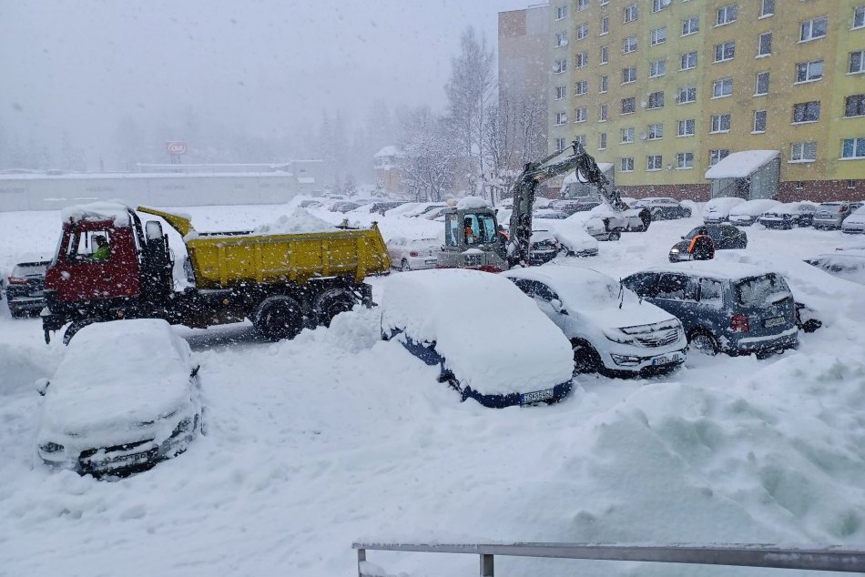 Ilustračný obrázok k článku Na Orave si VYDÝCHLI: Odvolali mimoriadnu situáciu, ale POZRITE na tie haldy snehu! FOTO