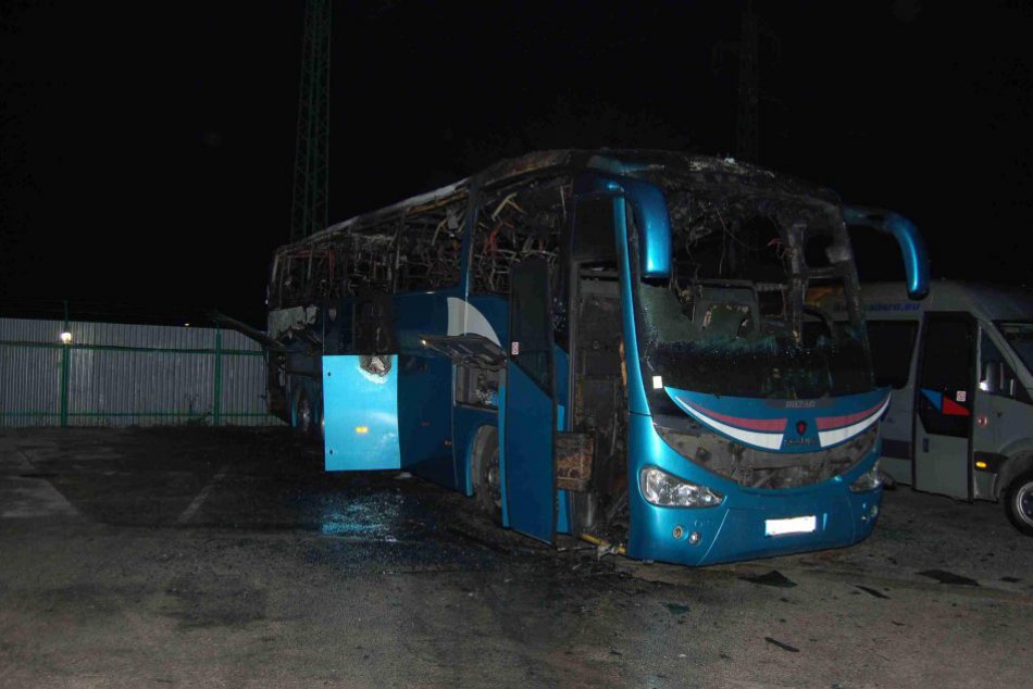 Foto: Neznámy páchateľ v noci zapálil autobus