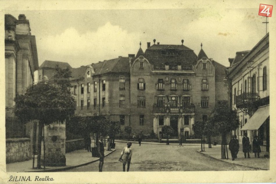 Historická budova Vysokej školy dopravy a spojov v Žiline na dobových fotografiá
