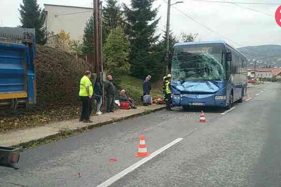Zrážka nákladného auta s autobusom na Kysuciach: Hasiči hlásia zranených