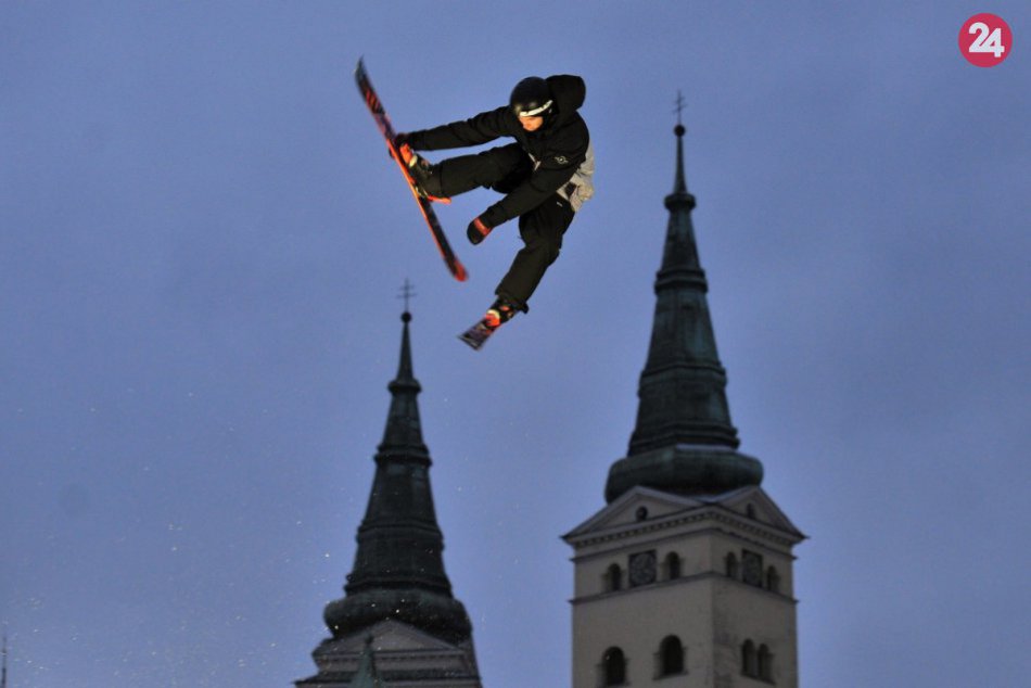 FOTO: Na Námestí Andreja Hlinku sa predviedli známi snowboardisti a freeski jazd